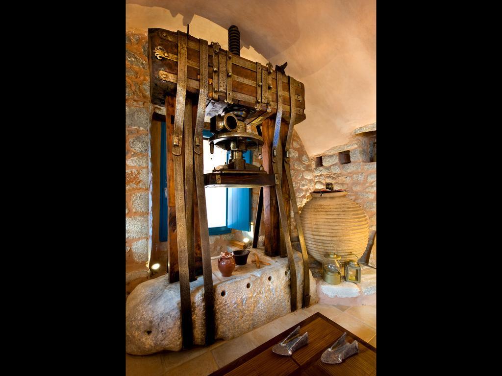 Arapakis Historic Castle Aparthotel Pyrgos Dirou Exterior photo