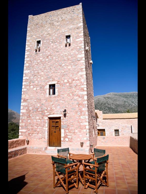 Arapakis Historic Castle Aparthotel Pyrgos Dirou Exterior photo